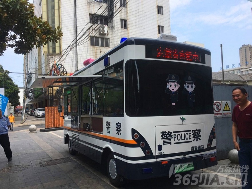 便民保安“利器”!合肥老报馆特色酒吧一条街移动警务室正式启用(图2) 便民保安“利器”!合肥老报馆特色酒吧一条街移动警务室正式启用(图2)