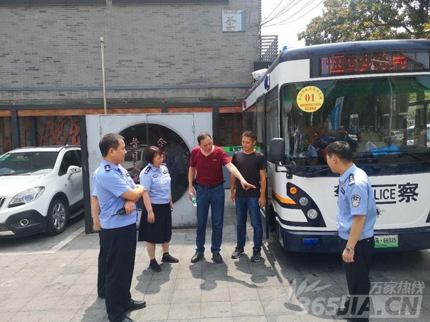 便民保安“利器”!合肥老报馆特色酒吧一条街移动警务室正式启用(图4) 便民保安“利器”!合肥老报馆特色酒吧一条街移动警务室正式启用(图4)
