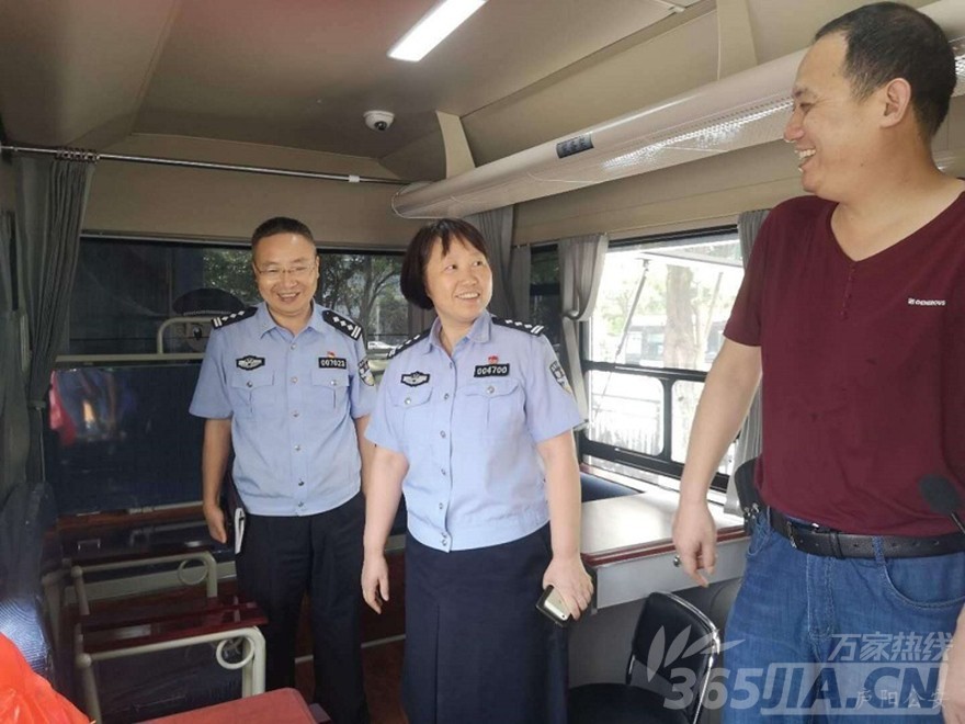 便民保安“利器”!合肥老报馆特色酒吧一条街移动警务室正式启用(图3) 便民保安“利器”!合肥老报馆特色酒吧一条街移动警务室正式启用(图3)