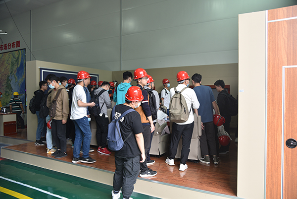 产学研融通发展——河南工业大学师生一行莅临森源鸿马参观交流(图5)
