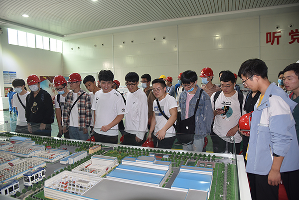 产学研融通发展——河南工业大学师生一行莅临森源鸿马参观交流(图3)