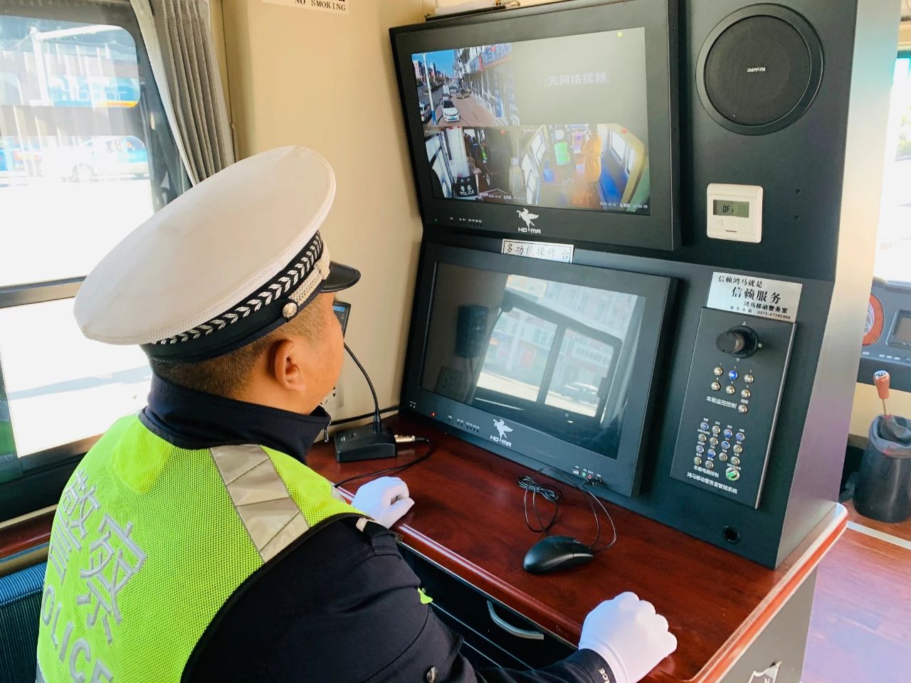 移动警务室亮相宝清街头(图3) 移动警务室亮相宝清街头(图3)
