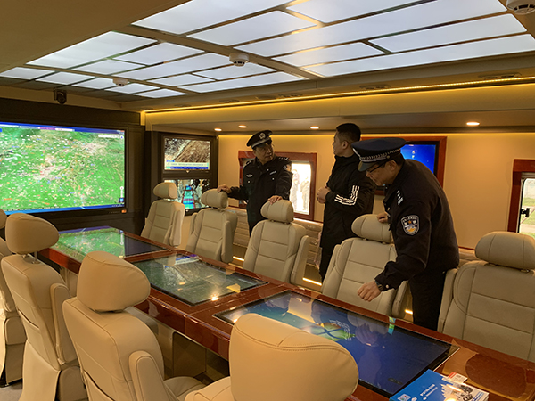 淮北市举行警务实战演练 黄晓武现场观摩(图3) 淮北市举行警务实战演练 黄晓武现场观摩(图3)