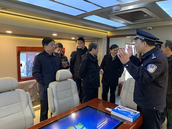 淮北市举行警务实战演练 黄晓武现场观摩(图4) 淮北市举行警务实战演练 黄晓武现场观摩(图4)