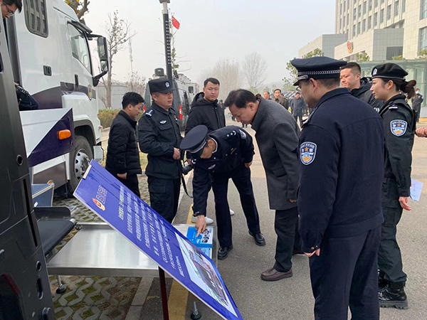 淮北市举行警务实战演练 黄晓武现场观摩(图2) 淮北市举行警务实战演练 黄晓武现场观摩(图2)