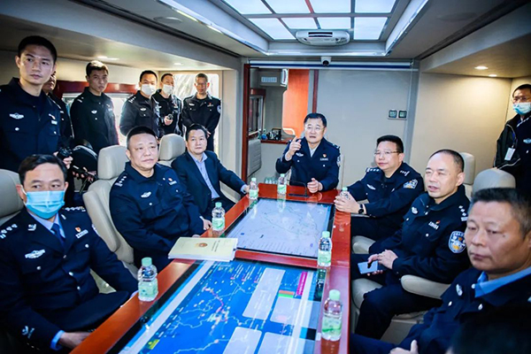 最早“开跑”,最晚收兵,他们没有比赛成绩,却成为美丽“警”色(图20) 最早“开跑”,最晚收兵,他们没有比赛成绩,却成为美丽“警”色(图20)