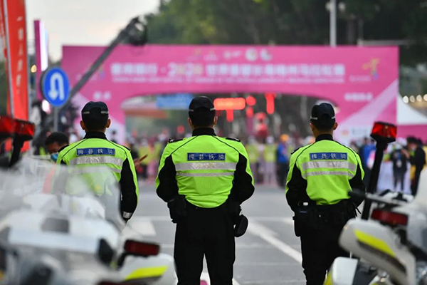 最早“开跑”,最晚收兵,他们没有比赛成绩,却成为美丽“警”色(图6) 最早“开跑”,最晚收兵,他们没有比赛成绩,却成为美丽“警”色(图6)