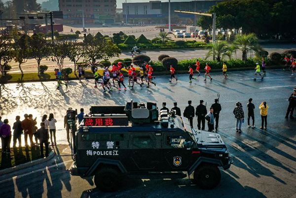 最早“开跑”,最晚收兵,他们没有比赛成绩,却成为美丽“警”色(图10) 最早“开跑”,最晚收兵,他们没有比赛成绩,却成为美丽“警”色(图10)