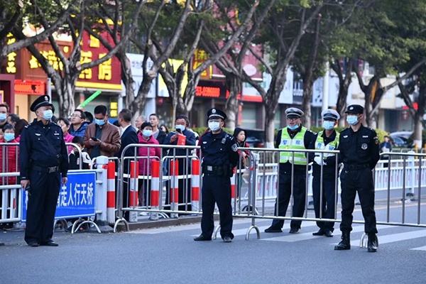 最早“开跑”,最晚收兵,他们没有比赛成绩,却成为美丽“警”色(图12) 最早“开跑”,最晚收兵,他们没有比赛成绩,却成为美丽“警”色(图12)