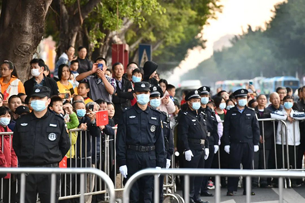 最早“开跑”,最晚收兵,他们没有比赛成绩,却成为美丽“警”色(图11) 最早“开跑”,最晚收兵,他们没有比赛成绩,却成为美丽“警”色(图11)
