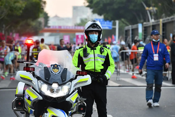 最早“开跑”,最晚收兵,他们没有比赛成绩,却成为美丽“警”色(图13) 最早“开跑”,最晚收兵,他们没有比赛成绩,却成为美丽“警”色(图13)