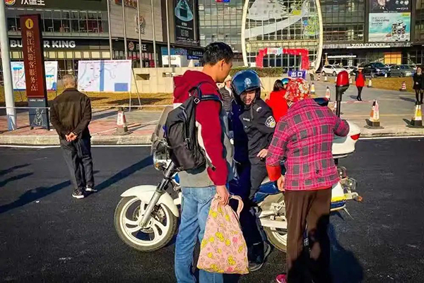 最早“开跑”,最晚收兵,他们没有比赛成绩,却成为美丽“警”色(图14) 最早“开跑”,最晚收兵,他们没有比赛成绩,却成为美丽“警”色(图14)