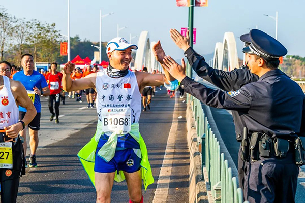 最早“开跑”,最晚收兵,他们没有比赛成绩,却成为美丽“警”色(图17) 最早“开跑”,最晚收兵,他们没有比赛成绩,却成为美丽“警”色(图17)