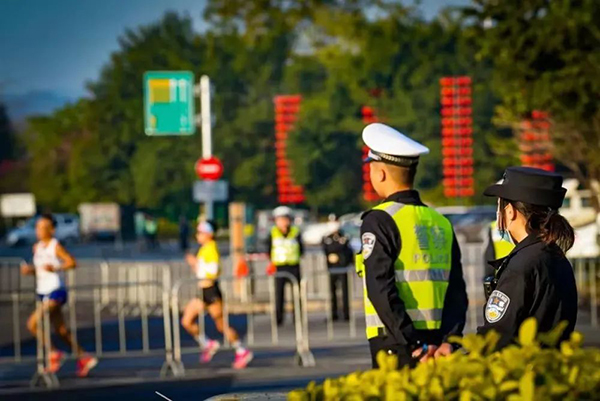 最早“开跑”,最晚收兵,他们没有比赛成绩,却成为美丽“警”色(图22) 最早“开跑”,最晚收兵,他们没有比赛成绩,却成为美丽“警”色(图22)