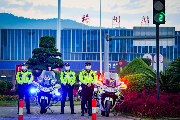 最早“开跑”,最晚收兵,他们没有比赛成绩,却成为美丽“警”色(图24) 最早“开跑”,最晚收兵,他们没有比赛成绩,却成为美丽“警”色(图24)