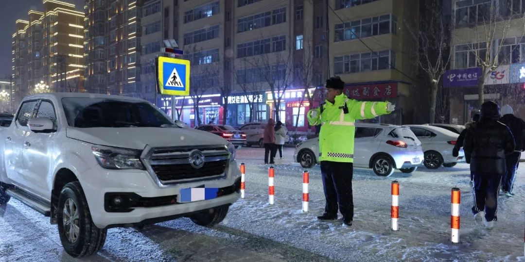 一城风雪 全程守护！黑河公安战冰雪、保畅通 全力守护“平安路”(图4)