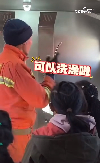 森源鸿马移动淋浴车开进定日县，温暖灾区小朋友(图4)