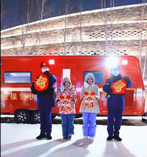 冰城的温暖守护||森源鸿马消防宿营方舱24小时值守哈尔滨冰雪大世界(图4)
