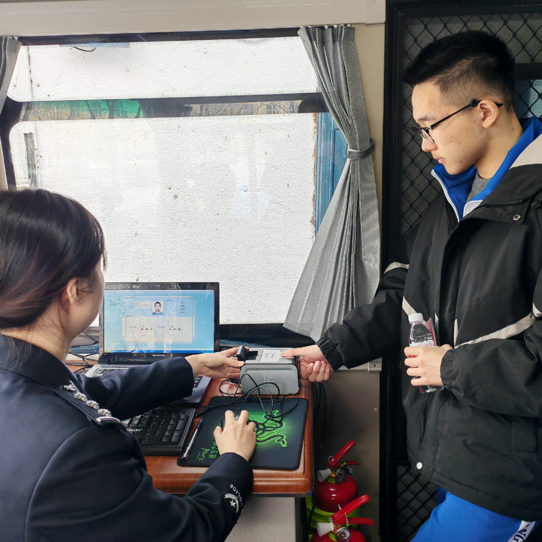 森源鸿马移动警务车进校园 “一车四服务”开启警务新时代(图3)