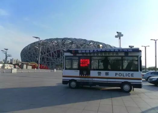 九三阅兵安保“移动堡垒”！森源鸿马移动警务室站岗执勤守护平安(图1)