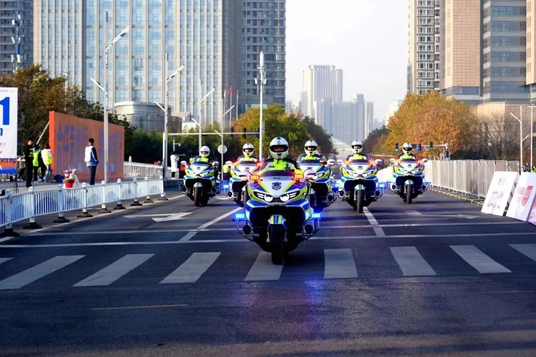 科技警务筑防线 移动堡垒护郑马｜森源鸿马移动警务室护航郑州马拉松(图1)