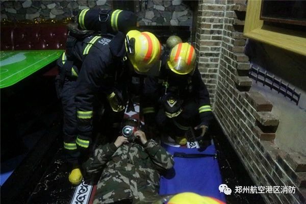 郑州航空港支队开展多种形式低温雨雪冰冻灾害救援拉动演练(图4) 郑州航空港支队开展多种形式低温雨雪冰冻灾害救援拉动演练(图4)