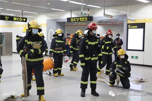 郑州航空港支队开展多种形式低温雨雪冰冻灾害救援拉动演练(图7) 郑州航空港支队开展多种形式低温雨雪冰冻灾害救援拉动演练(图7)