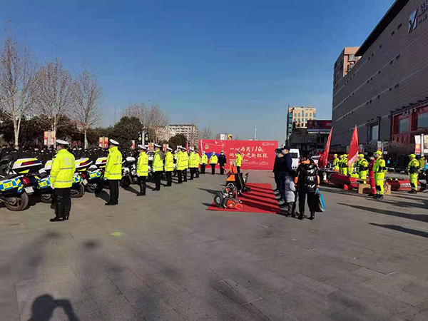 首个“中国人民警察节” 河南鹤壁警察不虚过 (图2) 首个“中国人民警察节” 河南鹤壁警察不虚过 (图2)