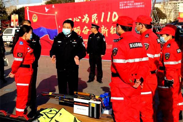首个“中国人民警察节” 河南鹤壁警察不虚过 (图1) 首个“中国人民警察节” 河南鹤壁警察不虚过 (图1)