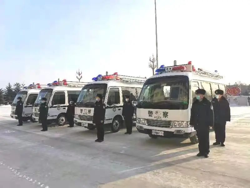 黑龙江大兴安岭公安局举行“警民直通车”交接仪式(图1) 黑龙江大兴安岭公安局举行“警民直通车”交接仪式(图1)