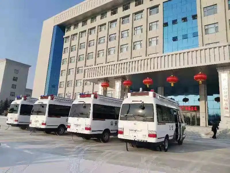 黑龙江大兴安岭公安局举行“警民直通车”交接仪式(图5) 黑龙江大兴安岭公安局举行“警民直通车”交接仪式(图5)