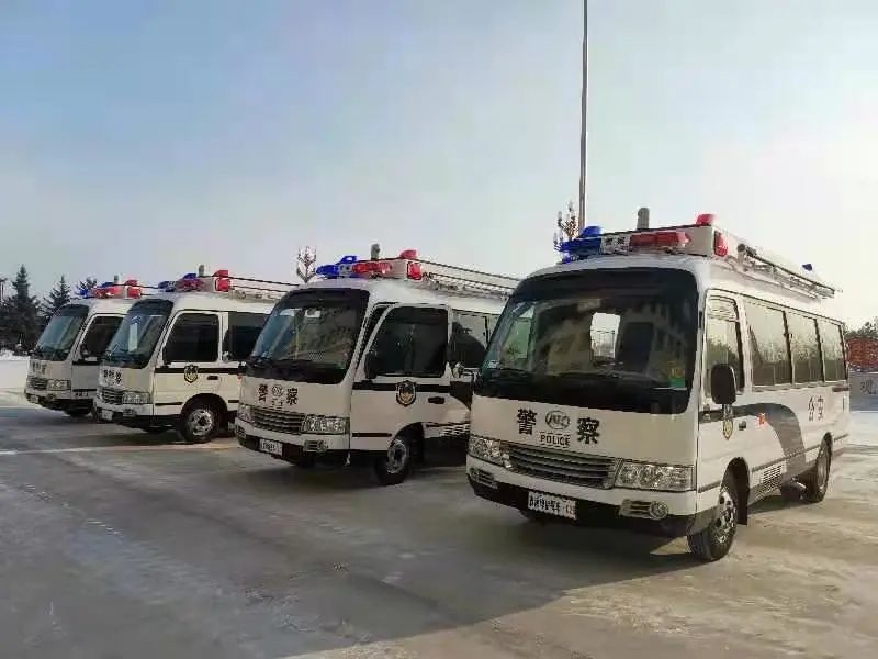 黑龙江大兴安岭公安局举行“警民直通车”交接仪式(图4) 黑龙江大兴安岭公安局举行“警民直通车”交接仪式(图4)