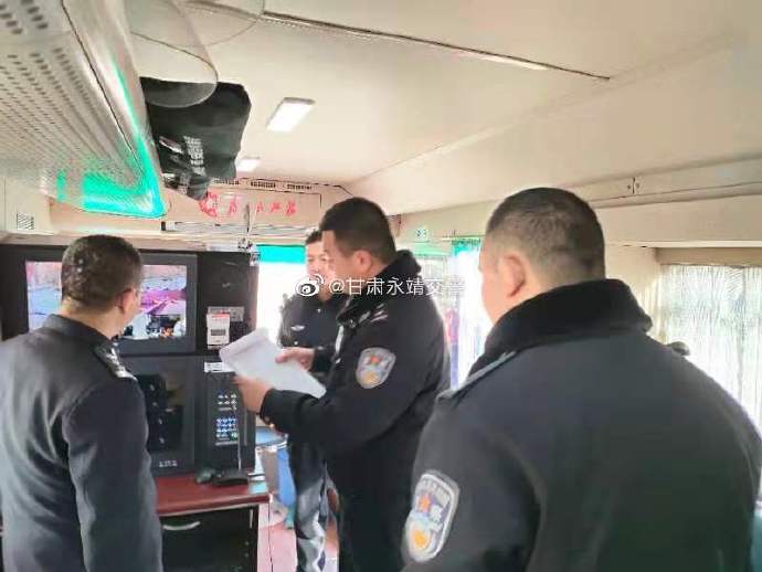 甘肃永靖交警 “移动警务室”来啦!(图4) 甘肃永靖交警 “移动警务室”来啦!(图4)