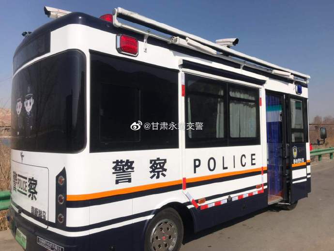 甘肃永靖交警 “移动警务室”来啦!(图2) 甘肃永靖交警 “移动警务室”来啦!(图2)