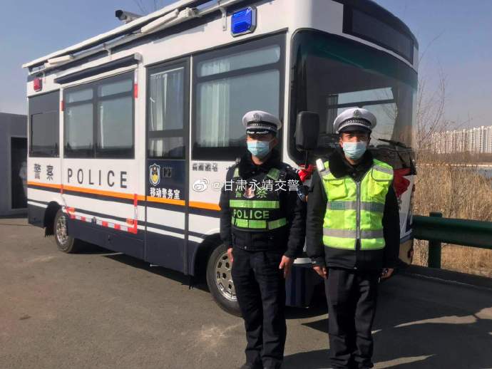 甘肃永靖交警 “移动警务室”来啦!(图1) 甘肃永靖交警 “移动警务室”来啦!(图1)