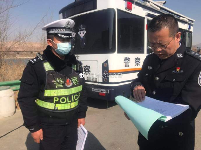 甘肃永靖交警 “移动警务室”来啦!(图3) 甘肃永靖交警 “移动警务室”来啦!(图3)