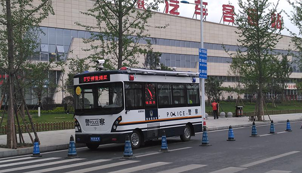 贵州黔西南州“夜间警务”护航“夜间经济”(图3) 贵州黔西南州“夜间警务”护航“夜间经济”(图3)
