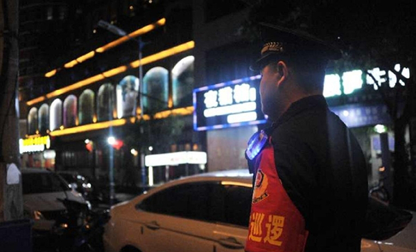 贵州黔西南州“夜间警务”护航“夜间经济”(图1) 贵州黔西南州“夜间警务”护航“夜间经济”(图1)