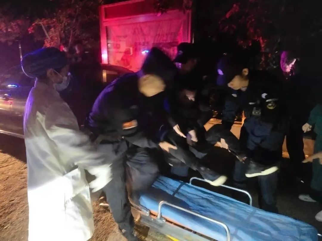 澧县“城市快警”:24小时战备 第一时间战斗 夜间“警”色暖人心(图2) 澧县“城市快警”:24小时战备 第一时间战斗 夜间“警”色暖人心(图2)