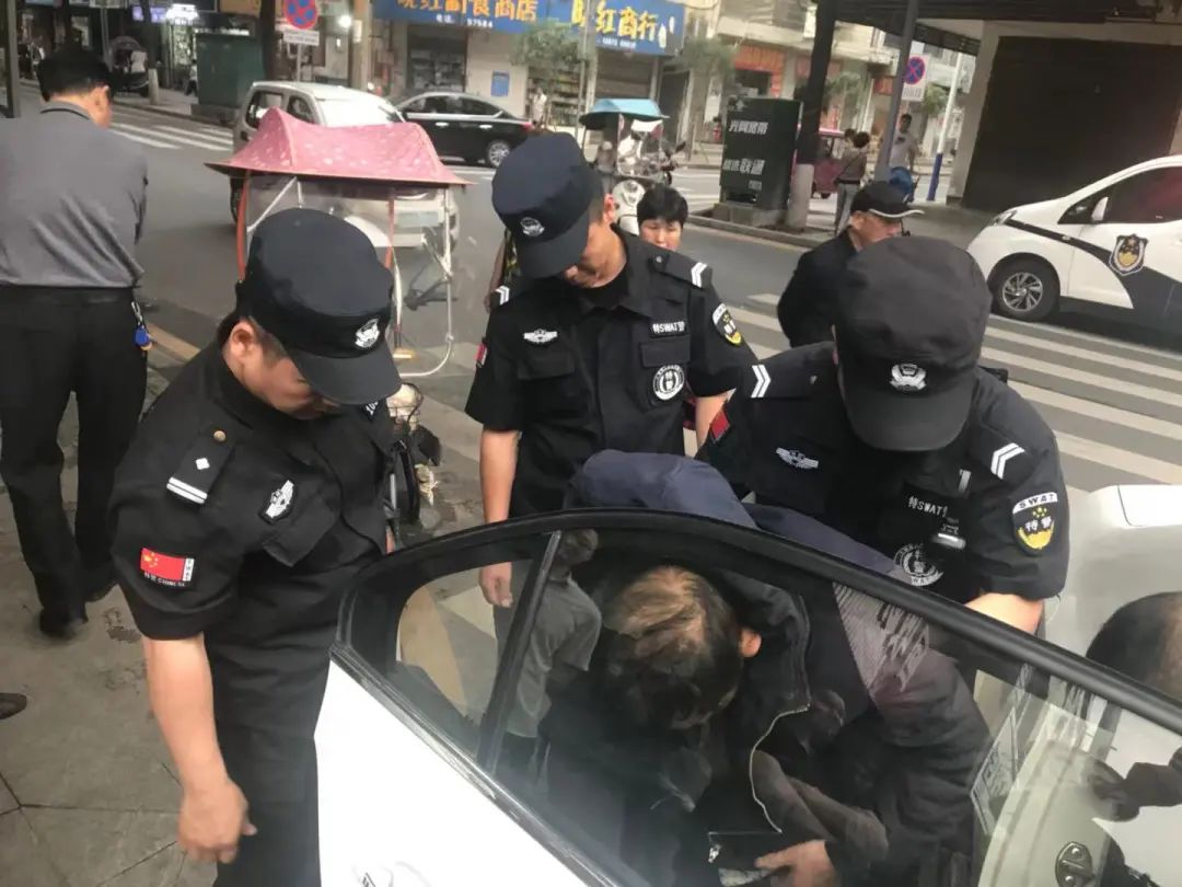 【澧县】街头老人突发疾病,城市快警暖心救助(图2) 【澧县】街头老人突发疾病,城市快警暖心救助(图2)