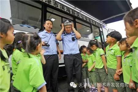 移动警务室驶入幼儿园,小朋友首次近距离接触警用装备,民警编演情景剧教给(图2) 移动警务室驶入幼儿园,小朋友首次近距离接触警用装备,民警编演情景剧教给(图2)