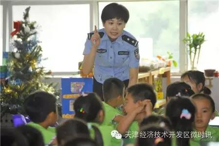移动警务室驶入幼儿园,小朋友首次近距离接触警用装备,民警编演情景剧教给(图3) 移动警务室驶入幼儿园,小朋友首次近距离接触警用装备,民警编演情景剧教给(图3)