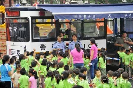 移动警务室驶入幼儿园,小朋友首次近距离接触警用装备,民警编演情景剧教给(图1) 移动警务室驶入幼儿园,小朋友首次近距离接触警用装备,民警编演情景剧教给(图1)