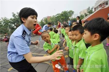 移动警务室驶入幼儿园,小朋友首次近距离接触警用装备,民警编演情景剧教给(图4) 移动警务室驶入幼儿园,小朋友首次近距离接触警用装备,民警编演情景剧教给(图4)