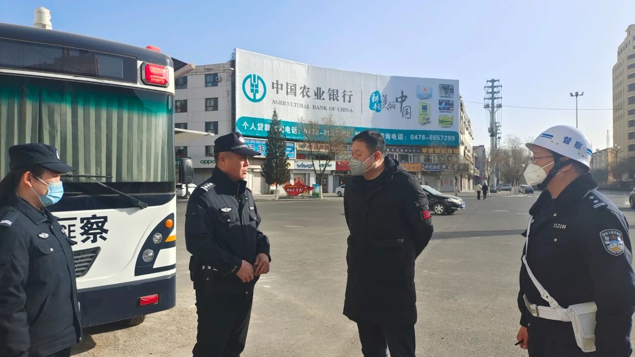 【春节我在岗】移动警务室守护平安(图2) 【春节我在岗】移动警务室守护平安(图2)