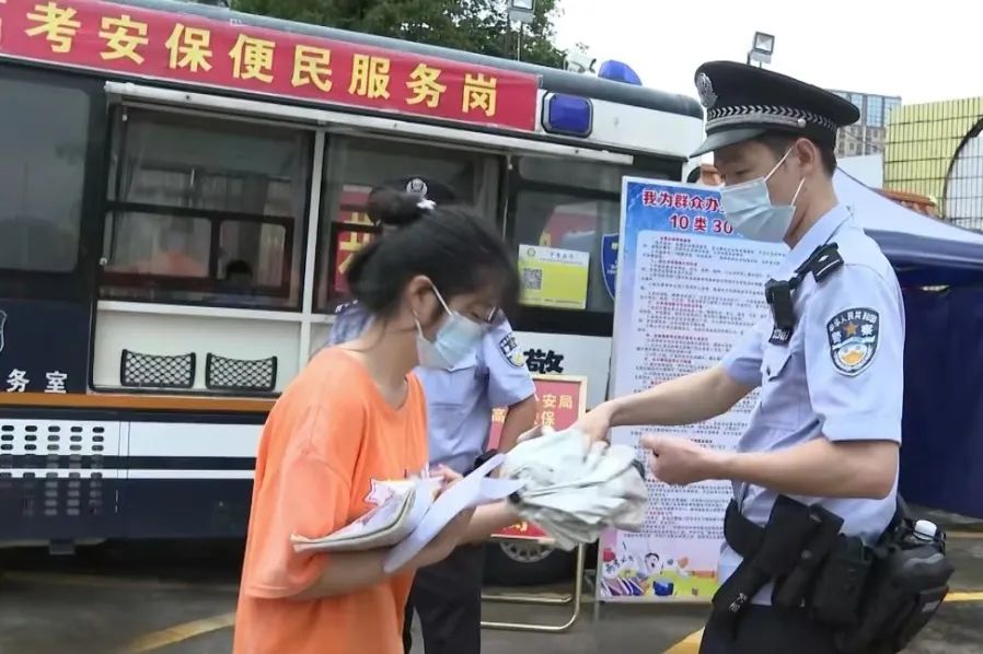 移动警务室开到考场 为考生提供贴心服务(图1) 移动警务室开到考场 为考生提供贴心服务(图1)