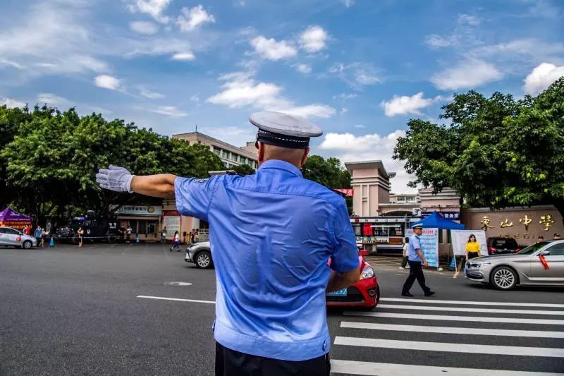 移动警务室开到考场 为考生提供贴心服务(图4) 移动警务室开到考场 为考生提供贴心服务(图4)