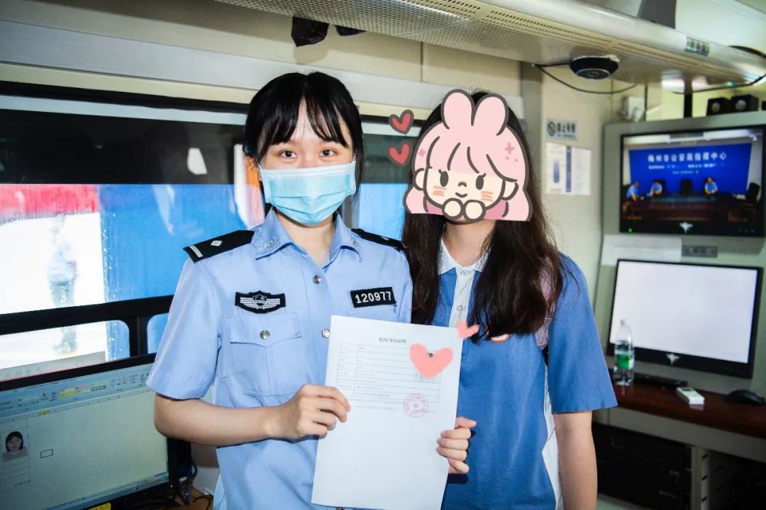 移动警务室开到考场 为考生提供贴心服务(图5) 移动警务室开到考场 为考生提供贴心服务(图5)