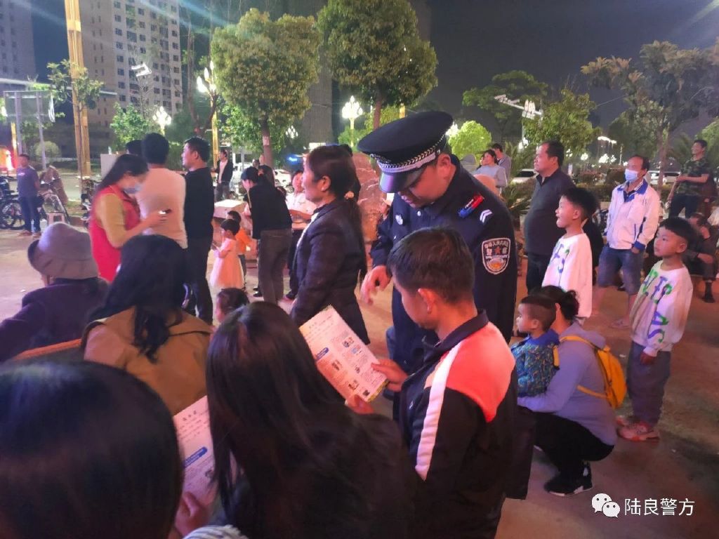 移动警务室助力法治宣传进社区 奏响普法新乐章(图2) 移动警务室助力法治宣传进社区 奏响普法新乐章(图2)