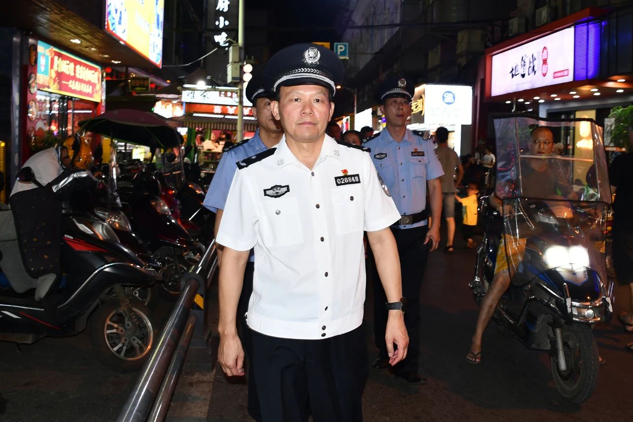 【夏季行动·警星闪耀】雁峰平安“警”色守护雁城最美烟火(图2) 【夏季行动·警星闪耀】雁峰平安“警”色守护雁城最美烟火(图2)